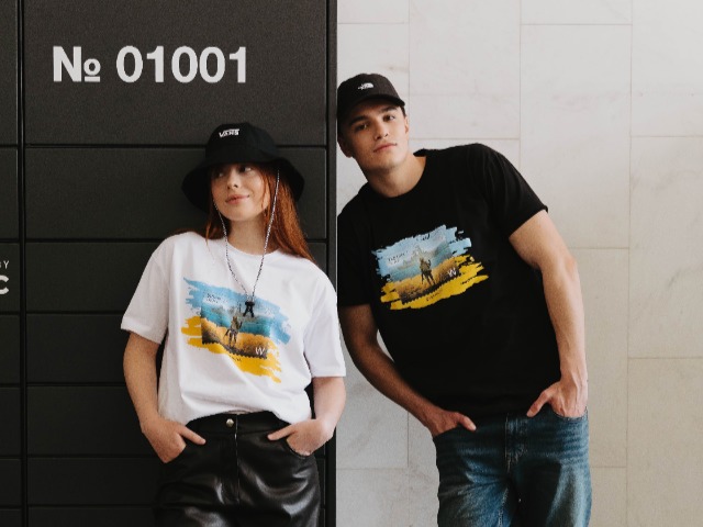 Intertop випустили дроп світшотів та футболок із зображенням марки "Рускій воєнний корабль"