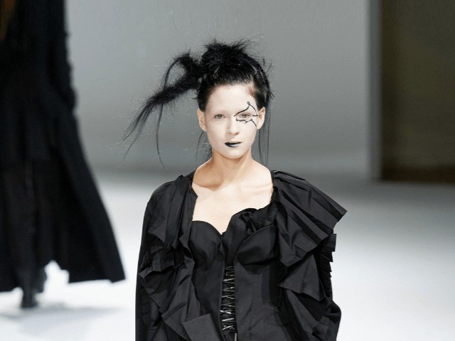 Тренд сезона — кринолины: В коллекции Yohji Yamamoto они поломаны