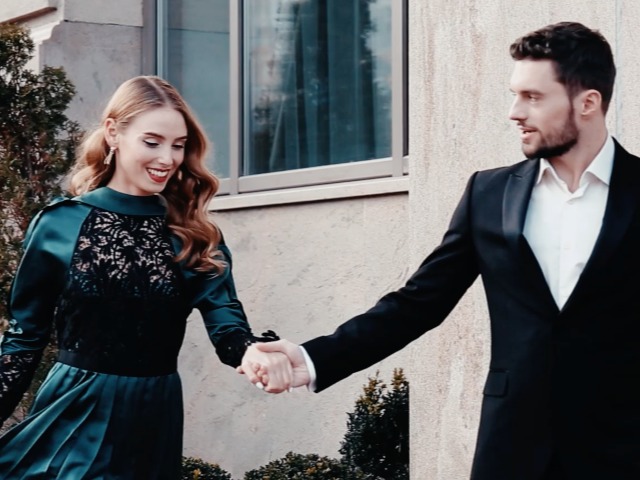 Смотрите: Making-of съемки Red Shoes Christmas Dance by Mercedes-Benz