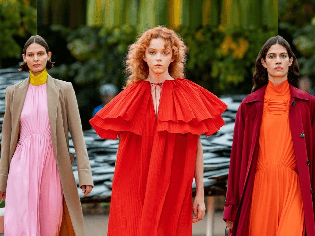 Оммаж искусству и повседневный гардероб: В галерее Serpentine прошел показ Roksanda