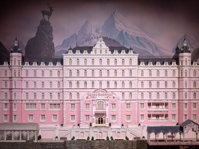 У Музеї дизайну Лондона відкрилася масштабна виставка раніше не представленого реквізиту з фільмів Веса Андерсона