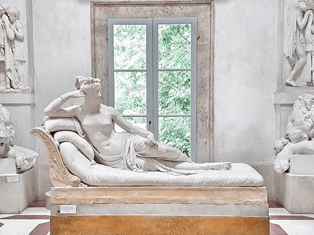 Selfie time: Турист в музее сел на скульптуру XIX века. Теперь статуе сестры Наполеона не хватает 2-х пальцев