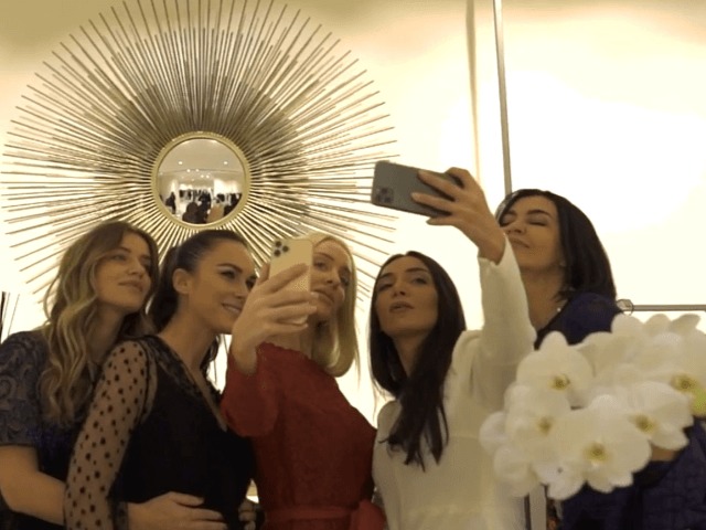 Как это было: Героини Red Shoes Christmas Dance в поисках идеального наряда Escada