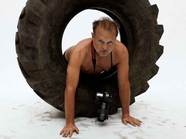 Фотограф Юрген Теллер разделся для календаря JW Anderson