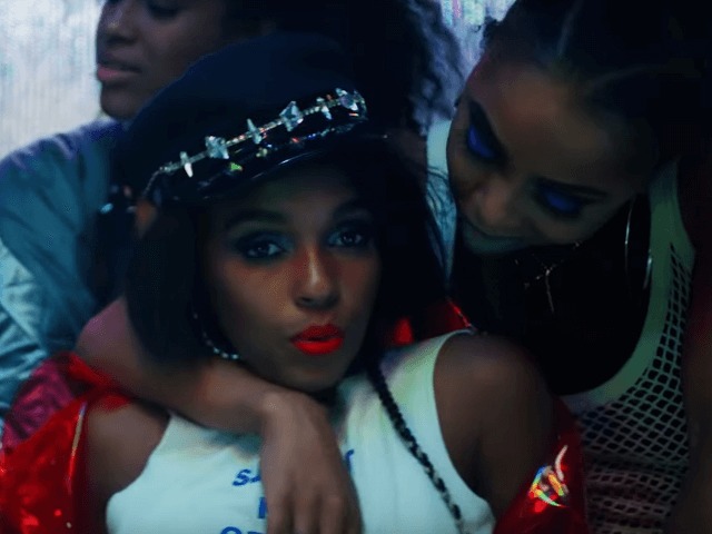 Смотрите: Жанель Монэ и Тесса Томпсон скрываются от дронов в клипе на песню Screwed