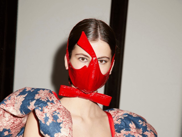 Рональд ван дер Кемп представил коллекцию кутюрных масок и провел показ, соблюдая правила дистанцирования