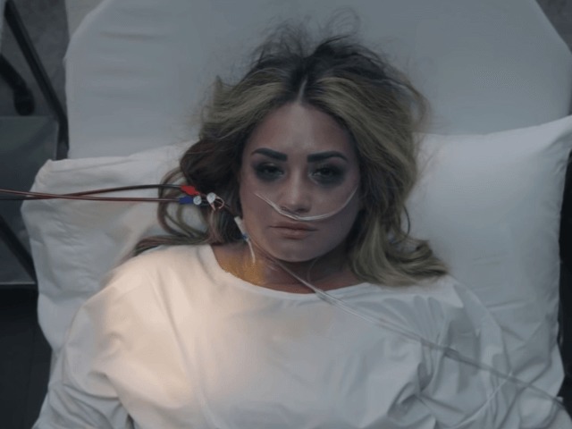 Деми Ловато инсценирует передозировку в клипе Dancing With the Devil