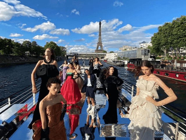 Баржа, зеркальные полы и 44 модели: Как прошло первое кутюрное шоу Balmain в условиях карантина