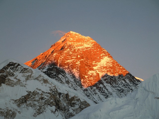 Власти Непала запретили использование пластика на Эвересте 