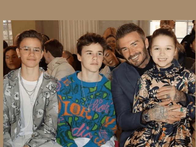 Victoria Beckham провели показ в королевском дворце. В первом ряду была вся семья дизайнера