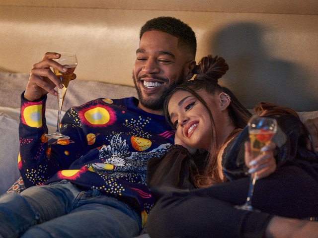 Ариана Гранде выпустила саундтрек к фильму "Не смотрите вверх"