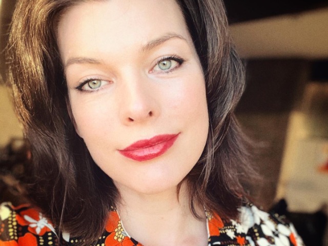 Сімейний маніфест: Міла Йовович разом із донькою з’явилися у Каннах у сукнях синього та жовтого кольорів