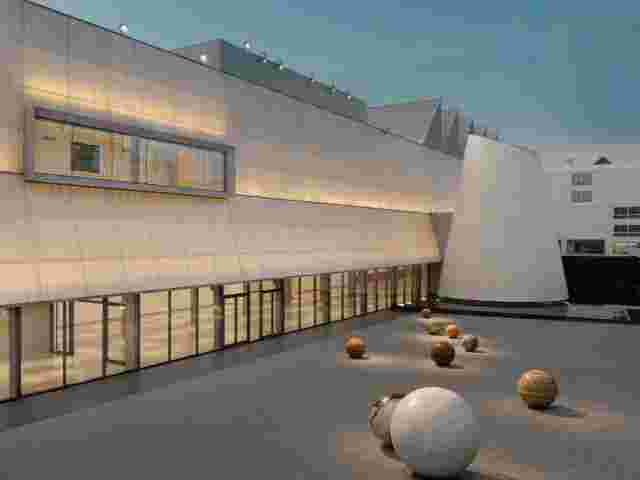 Що всередині: музей сучасного мистецтва в Банкоку, який об’єднує індустріалізм і ніжність