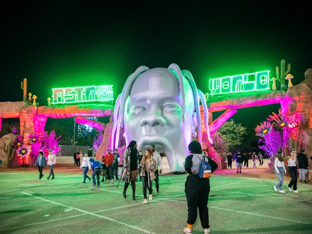 На Трэвиса Скотта подали в суд за халатность: Все из-за давки на его концерте. Погибло 8 человек 