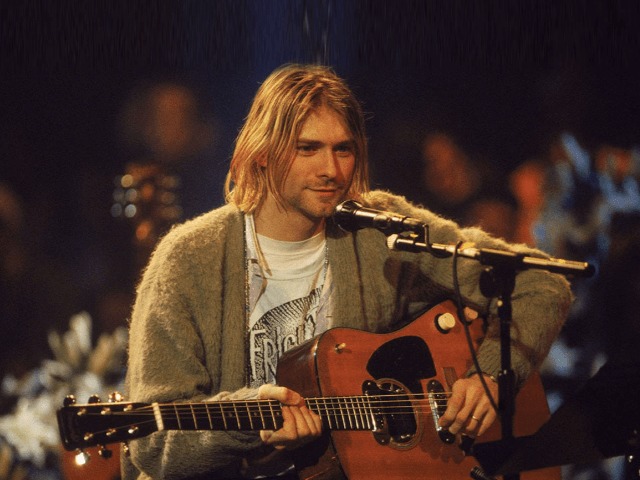 Кардиган и гитару Курта Кобейна продадут на аукционе Julien’s