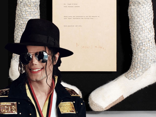 В Америке проведут странный аукцион. Среди лотов — бра Рианны, носки Джексона и волосы Кобейна