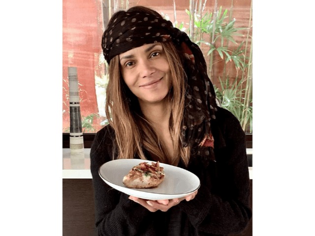 Рецепт дня от Холли Берри: Бурбонская курица для адептов кетодиеты