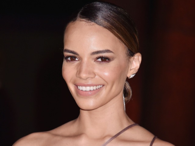 Образ дня: Актриса Лесли Грейс в кожаном комбинезоне Бэтгерл