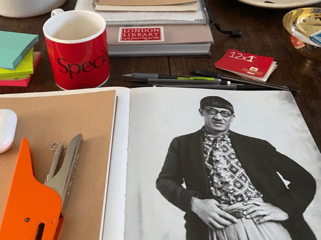 Рабочее место: 8 дизайнеров показали, как организовали столы для работы на карантине