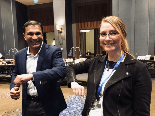 В Китае придумали альтернативу рукопожатию из-за коронавируса. Она уже стала мемом в сети