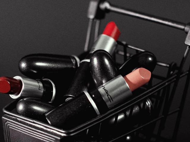 M.A.C раздают бесплатные помады за использованную косметику