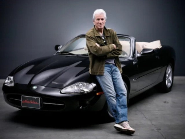 Річард Гір продасть свій колекційний автомобіль, аби допомогти українцям