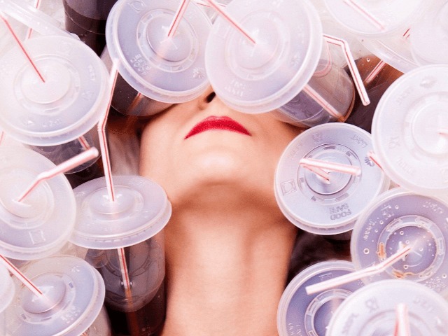 Не перерабатывают пластик: На Danone, Coca-Cola, Nestlé, Pepsi и другие компании подали в суд за обман потребителей