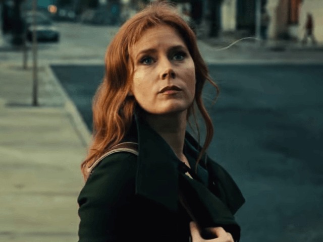 Эми Адамс в роли детского психолога в триллере "Женщина в окне"