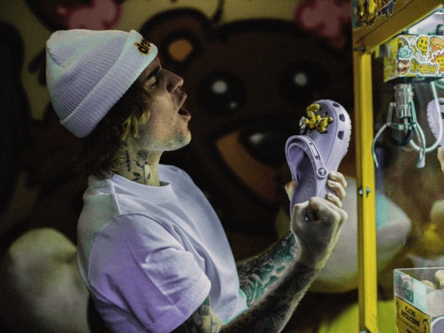 Джастин Бибер выпустил лавандовые Crocs. И предложил носить их с носками