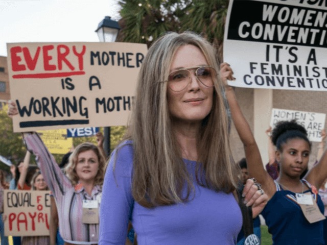 Смотрите: Джулианна Мур в роли феминистки Глории Стайнем в трейлере байопика The Glorias