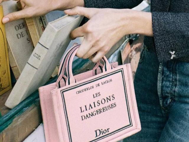 Серед книжок та літературних образів: модний дім Dior презентував нову кампанію культових сумок 