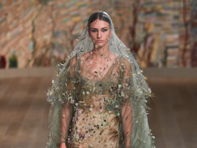 Смотрите прямую трансляцию показа кутюрной коллекции Dior на сайте L'Officiel 