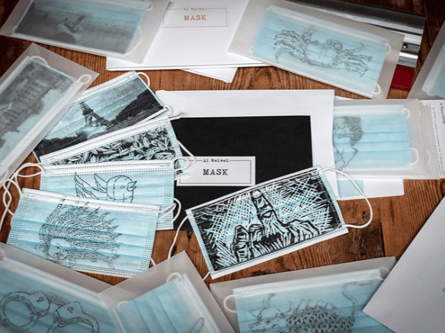 Ай Вэйвэй создал 10 000 защитных масок, чтобы помочь в борьбе с COVID-19