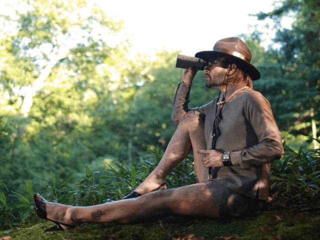 Образ дня: Марк Джейкобc в жемчужном ожерелье и на каблуках наблюдает за птицами