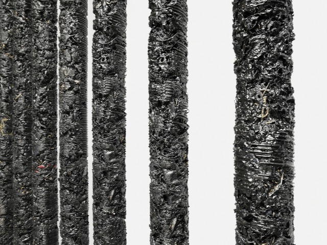 Хельмут Ланг создал арт-инсталляцию из остатков одежды и аксессуаров Saint Laurent