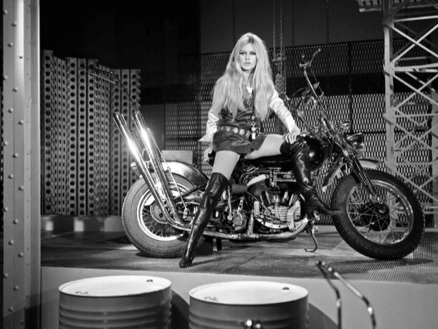 Roger Vivier перевыпустили модель ботфортов, которые носила Брижит Бардо