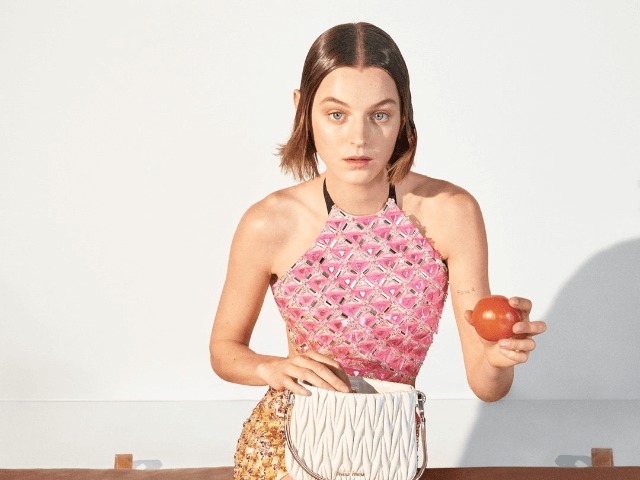 Актриса Эмма Коррин и художница Эллисон Кац снялись в рекламе Miu Miu