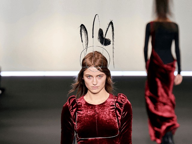 В гостях у сказки: Единороги, пажи и проволочные украшения в коллекции Ann Demeulemeester