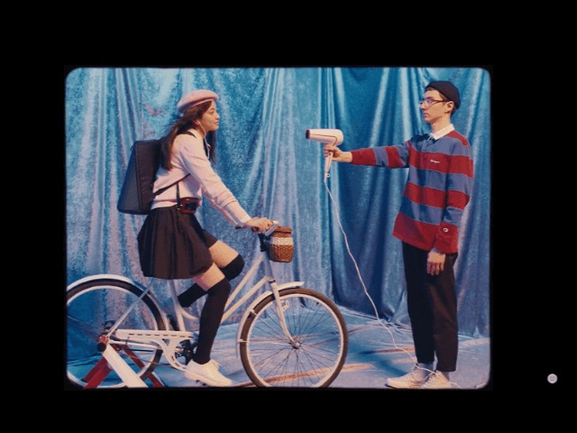 Винтаж, танцы и трюки на беговой дорожке в клипе инди-группы Lucas Bird 