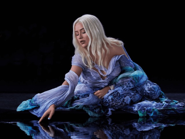 Кристина Агилера перевыпустила клип на песню Reflection из фильма "Мулан"