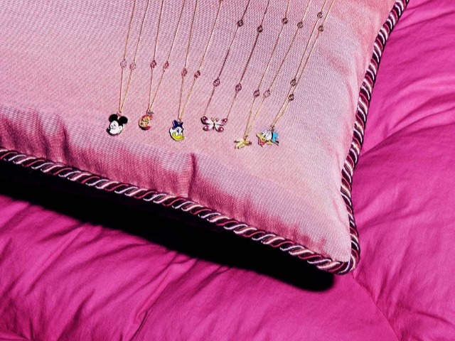 Мода на инфантильность: Gucci выпустили драгоценные кулоны с героями Disney 