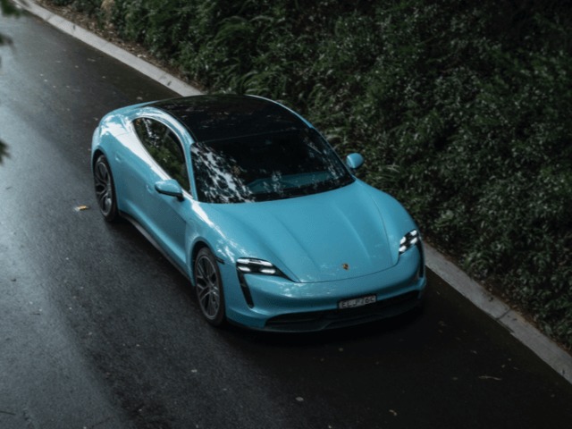 Тест-драйв электрокара Porsche Taycan по старым улицам Киева 