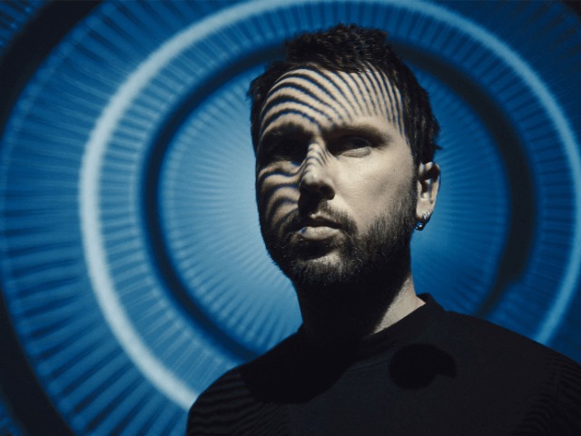 The Maunt представили интерактивный клип Blackout. Чтобы его посмотреть, нужно постоянно двигаться