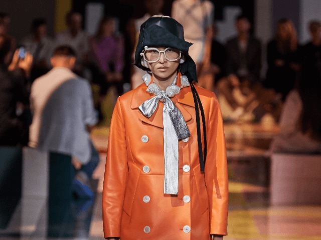 Смотрите прямую трансляцию показа Prada на сайте L'Officiel