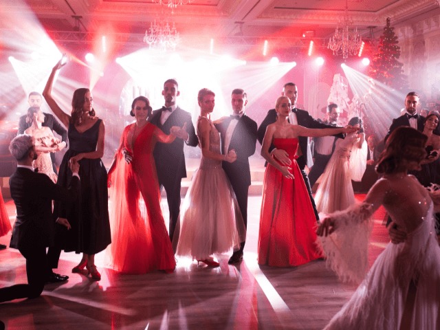 Red Shoes Christmas Dance by Mercedes-Benz – 2019 крупным планом: Аксессуары, платья и эмоции