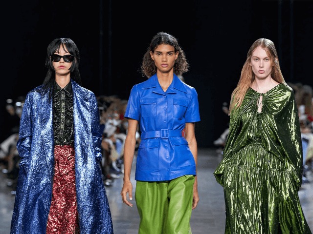 Гардероб для оптимистов: Блестящие тренчи, цветные костюмы и платья в микросхемах на показе Rochas