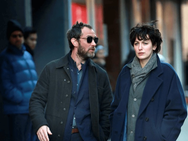 Смотрите: Джуд Лоу учит Блейк Лайвли убивать в трейлере фильма "Ритм-секция"