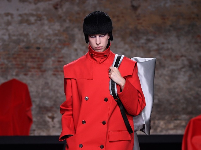 "Мир вверх тормашками": На показе Raf Simons ожили герои картины Питера Брейгеля Старшего 