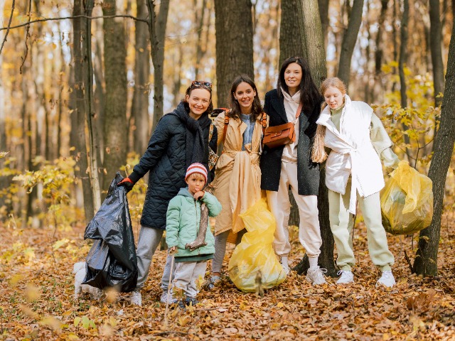 Ксенія Шнайдер, Олена Рева та ще 30 українських знаменитостей разом із дітьми прибрали парк у Києві