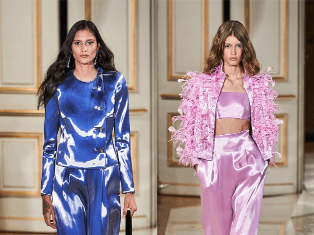 Жидкая органза, серебряные нити и сверкающие пайетки на офлайн-показе Armani Privé